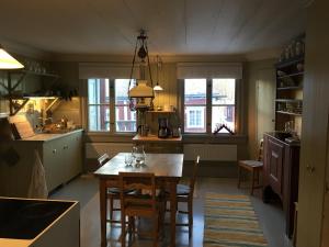 MalingsboProfessorsvillan - hyr hela huset的厨房配有木桌和一些椅子