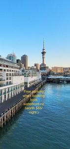 奥克兰Waterfront Seaview Hotel Apartment - same building block as Auckland Hilton的水体,城市背景