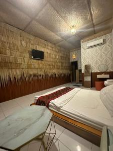 芹苴HomeStay 888的一间卧室设有两张床,墙上配有电视。