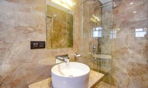 加尔各答FabHotel Jalsa Residency New Town的一间带水槽和淋浴的浴室