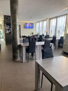 沃尔皮亚诺维迪娜酒店的用餐室设有桌椅和窗户。