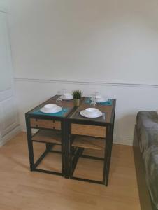 伯明翰Tudors eSuites Budget Studio Apartment的一张桌子,两张水槽放在一个沙发上