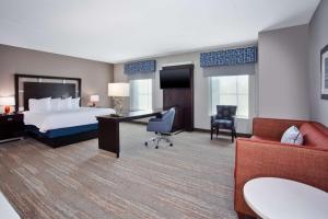 哥伦比亚哥伦比亚/杰克逊堡东南部汉普顿酒店的配有一张床和一张书桌的酒店客房