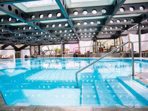 日内瓦Fairmont Grand Hotel Geneva的大楼内一个蓝色的大型游泳池