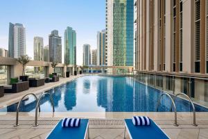 多哈Wyndham Grand Doha West Bay Beach的一座位于城市的游泳池,有高大的建筑