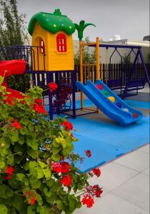 Sayqاستراحة رافلز的一个带滑梯和游戏结构的游乐场