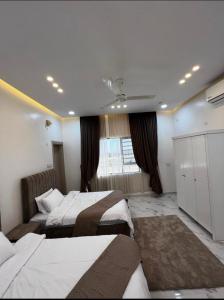 Sayqاستراحة رافلز的酒店客房设有两张床和窗户。