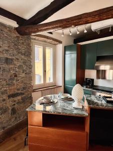 科莫Kiko's Lodge - Historical apartment in Como的厨房设有柜台和石墙
