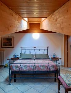巴多利诺Bed & Breakfast Lucy的木天花板的客房内的一张床位