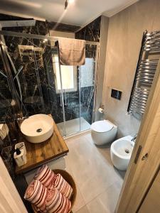 科莫Kiko's Lodge - Historical apartment in Como的一间带两个盥洗盆和淋浴的浴室