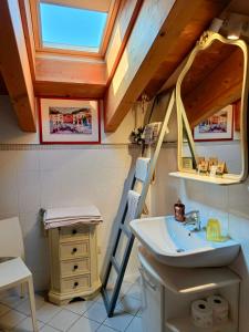 巴多利诺Bed & Breakfast Lucy的一间带水槽和镜子的浴室