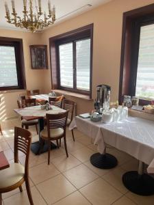 克雷尼察沙阿休憩旅馆的一间带2张桌子和椅子的用餐室以及吊灯