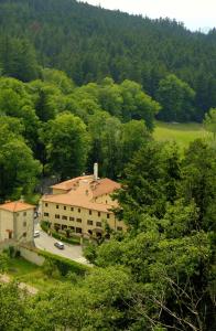 瓦隆布罗萨Hotel Rifugio la Foresta的森林中央建筑物的空中景观