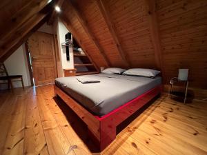 马林费尔德Mueritzblick47的木制客房内的一间卧室,配有一张床