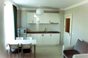 普里莫尔斯科Private apartments Stamopolu lux的厨房配有桌椅和水槽。
