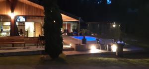 圣安东尼奥-杜皮尼亚尔Chalé Lufre的一座晚上设有游泳池的房子