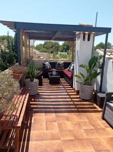 圣米格尔德萨利纳斯Villa Castillo Nuevo with optional Heated Private Pool的庭院设有长椅和凉亭。