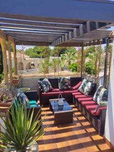 圣米格尔德萨利纳斯Villa Castillo Nuevo with optional Heated Private Pool的一个带红色沙发和桌子的庭院