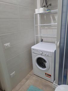马尔萨拉Mare DiVino的带卫生间的浴室内的洗衣机和烘干机