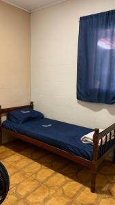 大坎普Hostel Salazar的墙上挂帘的房间里一张床位