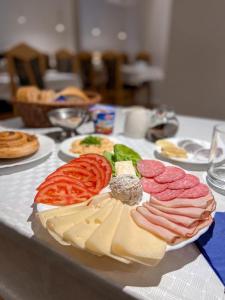 乌斯特龙Ośrodek Tulipan的桌上的一盘肉和奶酪