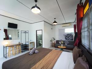 奈扬海滩THE NAIYANGHOUSE的一间带大床的卧室和一间客厅