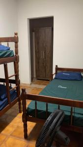 大坎普Hostel Salazar的一间卧室配有两张双层床和橱柜
