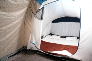 奇克马格尔Cozy Tent Stay by Jungle Greens Homestay的白色帐篷内配有两张床