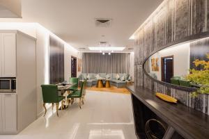 科威特瓦哈2号酒店式公寓的客厅配有桌子和绿色椅子