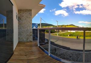 佩尼亚Pousada Mar de Luna的客房设有一个享有道路景致的阳台。