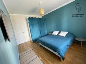 梅斯Les chambres du Graoully - Le 109 - Metz Gare - Parking inclus - NO S-model的蓝色卧室,配有床和桌子