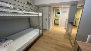 Süßes kleines und zentrales Apartment für zwei Personen mitten in Hamburg客房内的一张或多张双层床