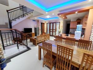 SempidiVilla Shanti Bali的用餐室以及带桌椅的起居室。