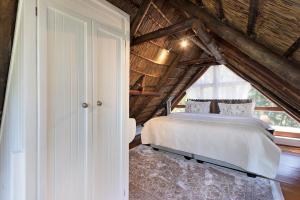 弗朗斯胡克La Ferme Guest Farm的阁楼卧室配有白色床