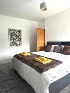 桑德巴奇No.24的一间卧室配有一张大床,上面有两条黄色的毛巾