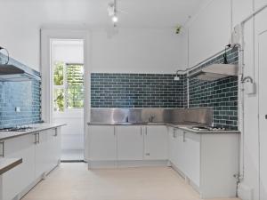 悉尼VENUS Potts Point - FEMALE ONLY HOSTEL - Long stay negotiable的厨房配有白色橱柜和水槽