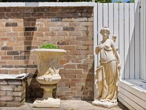 悉尼VENUS Potts Point - FEMALE ONLY HOSTEL - Long stay negotiable的站在花瓶旁边的女人的雕像