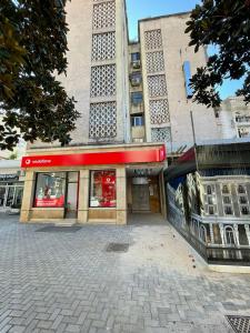 地拉那Tirana Central Apartments - Premium的前面有红色标志的建筑
