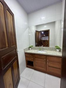 伊塔佩马Vila dos pássaros, Quarto 02的一间带水槽和镜子的浴室