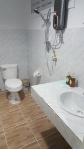 通萨拉Lovely Paradise Phangan Hotel的白色的浴室设有卫生间和水槽。