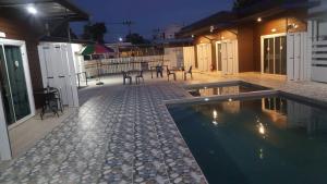 通萨拉Lovely Paradise Phangan Hotel的一座晚上设有游泳池的房子