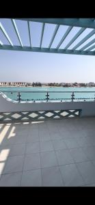 杜拉特阿拉尔درة العروس غرفة وصالة مع بلكونة مطلة على شاطئ البردايس-عوائل的海景楼房的长凳