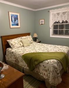 特威林盖特Storytellers Retreat的一间卧室配有一张带绿毯的大床