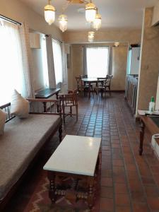 内罗毕伍德梅尔服务公寓式酒店的带沙发和桌子的客厅以及窗户。