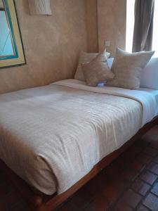 内罗毕伍德梅尔服务公寓式酒店的一张带白色床单和枕头的床