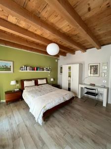 维罗纳Appartamento La Corte Verona的一间卧室设有一张大床和木制天花板