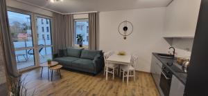 戈乌达普Apartament 6的客厅配有沙发和桌子