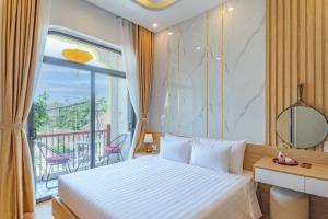 会安Mint Hoi An Villa的酒店客房设有一张床和一个阳台。