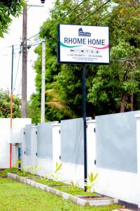 韦利格默Rhome Home的栅栏前的家居标志