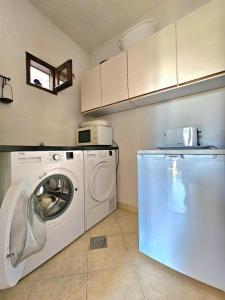 科托尔Villa Ava Kotor的客房内的白色洗衣机和烘干机